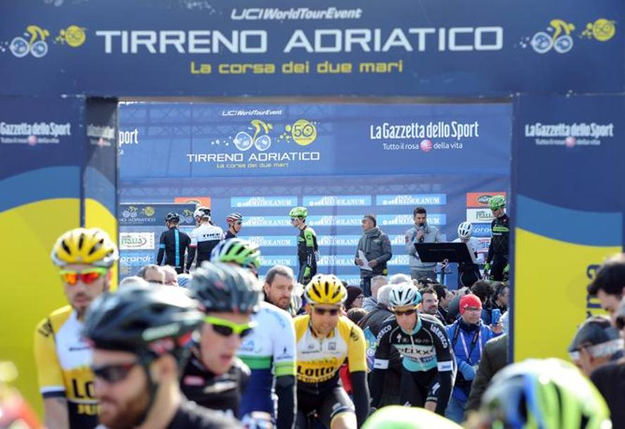  partita la quarta tappa della Tirreno-Adriatico, Indicatore-Castelraimondo (226 km)